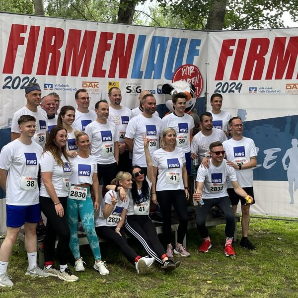 Bildbeschreibung: Gruppenbild von HWG-Mitarbeitenden beim Halleschen Firmenlauf 2024