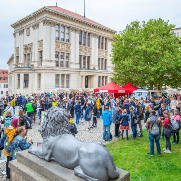 Bildbeschreibung: Uniplatz Halle mit Immatrikulationsfeier der MLU