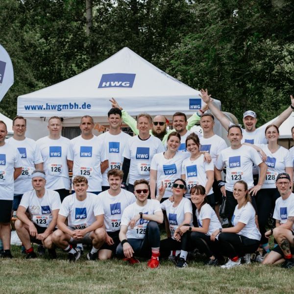 Bildbeschreibung: Teamfoto der HWG Mitarbeitenden beim Halleschen Firmenlauf 2025