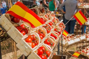 Tomaten in kleinen Körbchen, dekoriert mit spanischen Flaggen