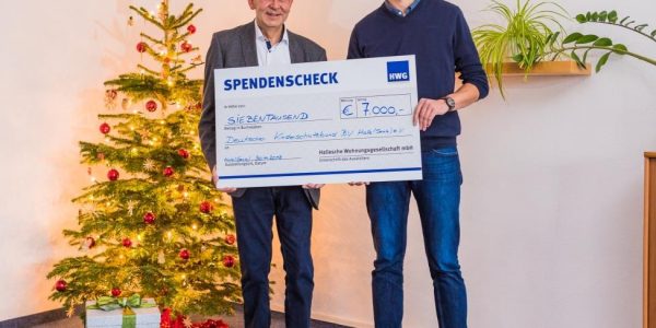Geschäftsführer Herr Marx übergibt einen Spendenscheck an den Deutschen Kinderschutzbund BV Halle (Saale) e.V.