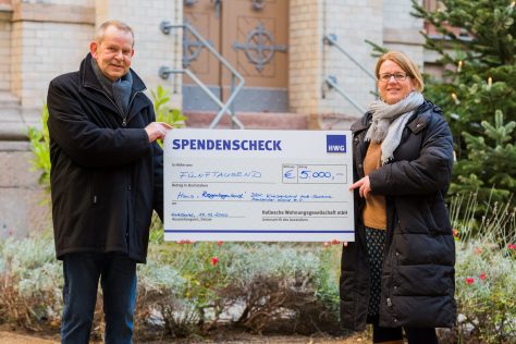 HWG-Geschäftsführer Jürgen Marx übergibt Spendenscheck an Claudia Rosa, stellvertretende DRK-Kreisgeschäftsführerin.