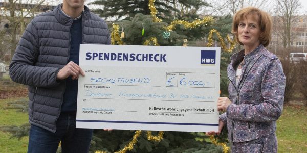 HWG-Geschäftsführerin Simone Danz überreicht den Spendenscheck an Christian Kühne, Geschäftsführer des DKSB Bezirksverbandes Halle (Saale)