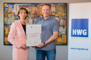 HWG-Geschäftsführerin und HWG-Betriebsratsvorsitzender halten Zertifikat audit berufundfamilie