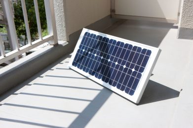 Mini-Solaranlage auf einem Balkon stehend.