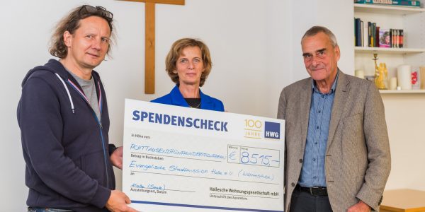 Scheckuebergabe: HWG-Geschäftsführerin ueberreicht Spende an Waermestube Halle