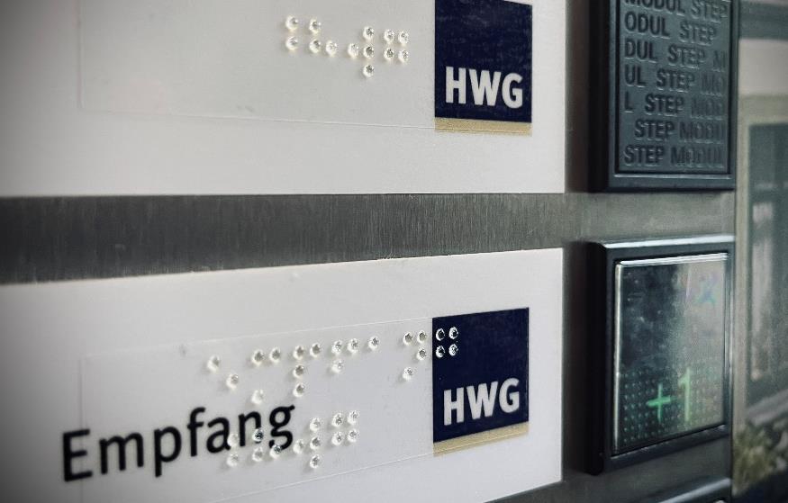 Blindenschrift an Taster des HWG-Aufzuges